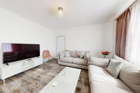 Modern 3 bedroom House with garden & private parking